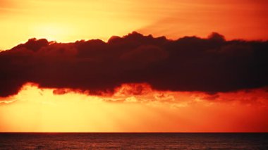 Sabahın erken saatlerinde deniz manzarası, deniz suyundan doğan güneş. Yanan turuncu gökyüzü. İspanya 'daki doğa manzarası.