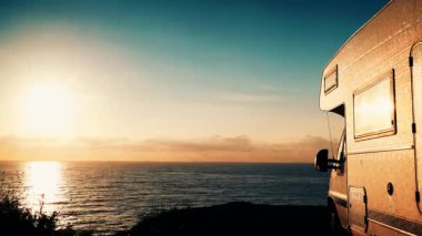 Bulutların sabah denizde hareket etmesi ve karavanın sahilde kamp kurması. Almerya Eyaleti, Endülüs İspanya. Karavanla seyahat ediyorum. Karavan tatili.