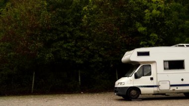 Kamp karavanı doğada kamp yapıyor. Karavanla macera.