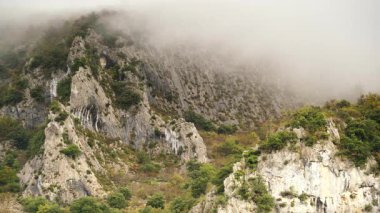 Bulutlu kayalık dağlar, agurain, Bask bölgesi, İspanya. Huysuz hava.