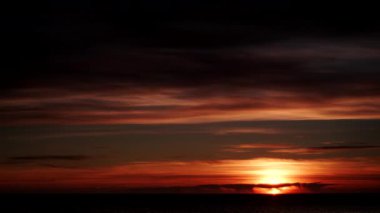 Sabahın erken saatlerinde deniz manzarası. Gün doğumunda denizin üzerinde hareket eden kara bulutların hızlanması. İspanya 'daki doğa manzarası.