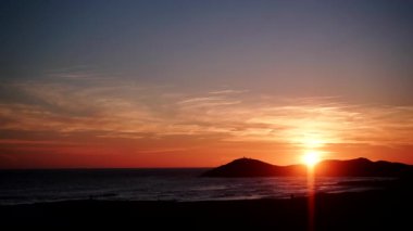 Deniz Burnu. Deniz kıyısında kırmızı turuncu renkli günbatımı. Doğa, kıyı manzarası.