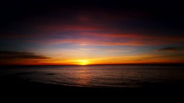 Sabahın erken saatlerinde deniz manzarası, deniz suyundan doğan güneş. Doğa manzarası, İspanya.