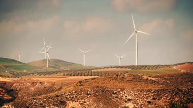 Tepelerdeki rüzgar türbini çiftliği. Ardales, Malaga ili, Endülüs İspanya yakınlarında yeşil ekolojik enerji üretimi.