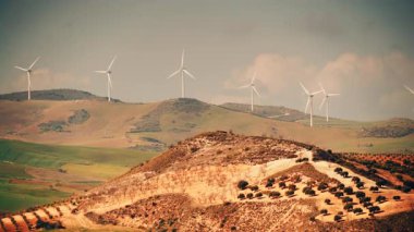 Tepelerdeki rüzgar türbini çiftliği. Ardales, Malaga ili, Endülüs İspanya yakınlarında yeşil ekolojik enerji üretimi.