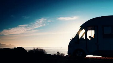 Kamp aracı sabah deniz kenarında kamp yapıyor. Karavanla seyahat ediyorum. Karavan tatili. Doğa ve faaliyetler.