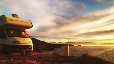 Kayalıklarda kamp yapan kampçılarla deniz manzarası. Akdeniz bölgesi Mazarron, Sierra de las Moreras Murcia İspanya. Motorlu ev tatili.