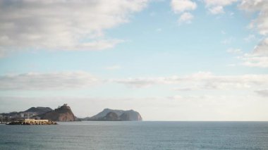 Aguilas, Murcia bölgesi, İspanya 'da San Juan şatosu olan İspanyol kıyı manzarası..