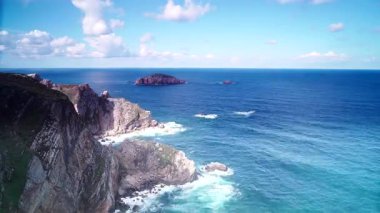 Zaman ayarlı. Faro de Cabo Penas 'tan Bisscay Körfezi' ne. Atlantik Okyanusu 'nun deniz manzarası ve kayalık kıyı şeridi. Kuzey İspanya 'da yüksek uçurumları olan deniz kıyısı.