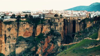 İspanya 'da turistik bir yer. Rock Cliff 'teki Ronda kasabası. Malaga, Endülüs, İspanya. Seyahat hedefi.