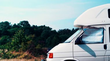 İç termal ekranlı karavan yazın doğada kamp yapan pencere camında kör. Karavanla seyahat ediyorum. Karavan tatili.