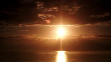 Sabahın erken saatlerinde deniz manzarası. Gün doğumunda denizin üzerinde hareket eden kara fırtınalı bulutların hızlanması. İspanya 'daki doğa manzarası.