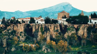 İspanya 'da turistik bir yer. Rock Cliff 'teki Ronda kasabası. Malaga, Endülüs, İspanya. Seyahat hedefi.