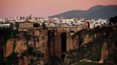 İspanya 'da turistik bir yer. Rock Cliff 'teki Ronda kasabası. Malaga, Endülüs, İspanya. Seyahat hedefi.