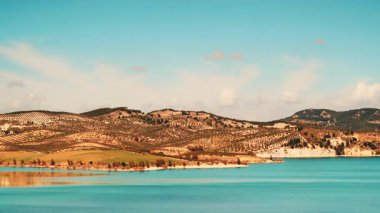 İspanya 'nın dağlık arazisinde hareket eden bulutlar ve göl tahnit del guadalhorce, ardales rezervuarı, Malaga Endülüs, İspanya.