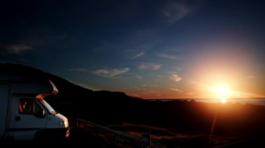 Kamp aracı, sabahın erken saatlerinde sahilde, Murcia İspanya 'da. Güneşin denizin üzerinde doğuşu. Karavan tatili.