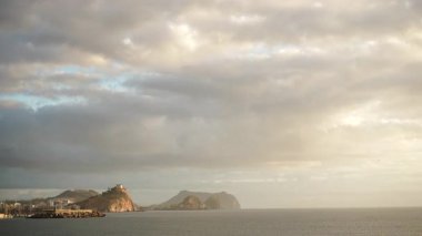 İspanya 'nın kıyı sahasında kayalıklarda San Juan Şatosu, aguilas, Murcia Bölgesi ve İspanya' da bulutlar hızla ilerliyor..