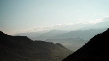 Almerya, İspanya 'daki tabernas çölleri üzerinde hareket eden bulutların zaman akışı. Spagetti western için film konumu ayarlandı..