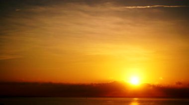 Sabahın erken saatlerinde deniz manzarası, deniz suyundan doğan güneş. Turuncu renkli gökyüzü. Doğa manzarası.