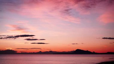 Sabahın erken saatlerinde denizde hareket eden bulutların hızlanması. Doğa manzarası. Gandia Sahili, Valencia İspanya.