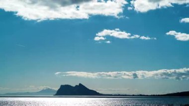 Deniz Burnu. Bulutların Cebelitarık kayası üzerinde hareket etmesi zaman kaybı. Torrecarbonera Sahili, Punta Mala, Endülüs İspanya. Turist eğlencesi.