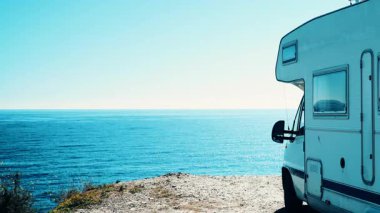 Kamp karavanı deniz kıyısında, Almerya eyaletinde, Endülüs İspanya 'da. Karavanla seyahat ediyorum. Karavan tatili.