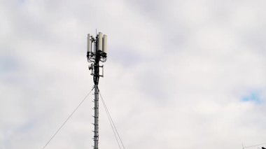 Cep telefonu telsiz ağı anten 4G veya 5G telekomünikasyon direğinde gökyüzüne karşı. Yeni teknoloji nesli. Radyasyon, insan sağlığı sorunları.