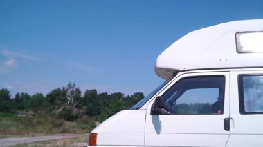 Kamp aracı yazın doğada kamp yapıyor. Karavanla seyahat ediyorum. Karavan tatili.