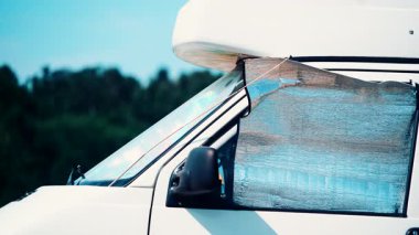 İç termal ekranlı karavan yazın doğada kamp yapan pencere camında kör. Karavanla seyahat ediyorum. Karavan tatili.