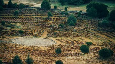 The Good, The Bad and the Ugly 'nin son düellosunun yapıldığı Sad Hill Mezarlığı' nın yenilenmiş topraklarına sahip yeşil vadi. Yukarıdan görüntüle