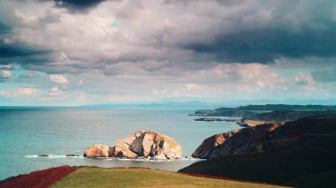 Kuzey İspanya 'da deniz kıyısında hareket eden bulutların zamanı. Faro de Cabo Penas 'tan Bisscay Körfezi' ne. Atlantik Okyanusu ve Asteria Kıyı Şeridi.