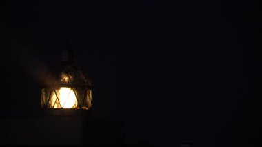 Detaylı görüntü. Gece fenerli fener feneri. İspanya 'nın Asterias kıyısındaki Faro Cabo otobüsü. Turistik yerler, ziyaret edilecek yerler..