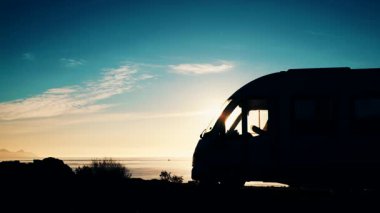 Kamp aracı sabah deniz kenarında kamp yapıyor. Karavanla seyahat ediyorum. Karavan tatili. Doğa ve faaliyetler.