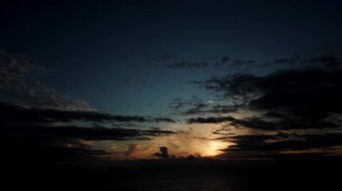 Sabahın ilk ışıklarıyla deniz manzarası. Gün doğumunda denizin üzerinde hareket eden bulutların hızlanması. İspanya 'daki doğa manzarası.