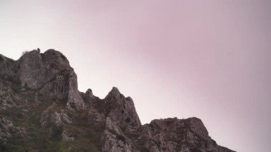 Bulutlar kayalık dağların, agurain 'lerin, baskların, İspanya' nın üzerinden geçiyor. Bulutlu hava.