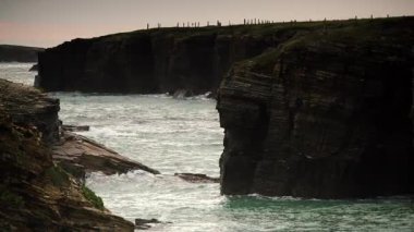 Playa las catedrales, Ribadeo 'daki Katedrais Plajı, Lugo, Galiçya. Kuzey İspanya 'daki Cantabric deniz manzarası.