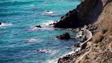 Kayalık sahilli mavi deniz suyu. İspanyol sahil doğası. Akdeniz. Maro Cerro Gordo 'nun uçurumları, Costa del Sol, Endülüs İspanya.
