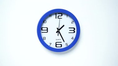 Mavi duvar saati 13: 30 'da 1: 30' u gösteriyor. Zaman sınırı kavramı. Zaman aşımı.