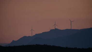 Rüzgar türbinleri sabah dağlarda güç jeneratörü çiftliği, tabernas çölü, Endülüs İspanya. Alternatif temiz enerji, eko enerji üretimi.