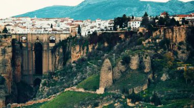 İspanya 'da turistik bir yer. Rock Cliff 'teki Ronda kasabası. Malaga, Endülüs, İspanya. Seyahat hedefi.