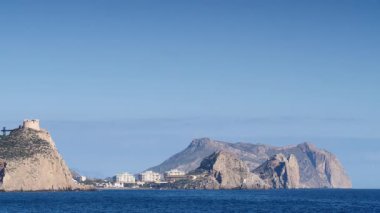 Aguilas, Murcia bölgesi, İspanya 'da San Juan şatosu olan İspanyol kıyı manzarası..