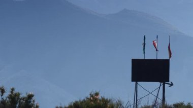 Almerya, İspanya 'daki tabernas çöllerine karşı farklı bayraklar sallanıyor. Spagetti western için film konumu ayarlandı..