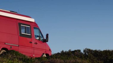 İspanya 'da doğa üzerine kamp minibüsü. Karavanla seyahat ediyorum. Karavan tatili.