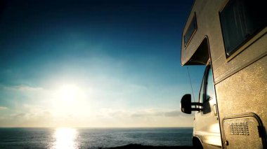 Bulutların sabah denizde hareket etmesi ve karavanın sahilde kamp kurması. Almerya Eyaleti, Endülüs İspanya. Karavanla seyahat ediyorum. Karavan tatili.