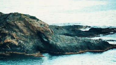 Deniz manzarası. Kaya oluşumları olan İspanyol deniz kıyıları. Mavi sakin su. Almerya İspanya 'da Akdeniz kıyıları.