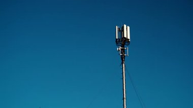 Telekomünikasyon kulesi gökyüzü arka planında 4G veya 5G hücresel ağ antenine sahip. Yeni mobil yayın teknolojisi üretimi.