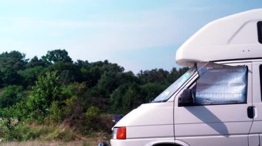 İç termal ekranlı karavan yazın doğada kamp yapan pencere camında kör. Karavanla seyahat ediyorum. Karavan tatili.