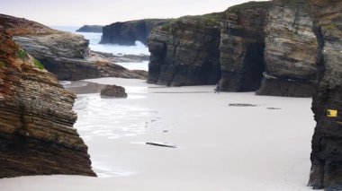 Playa las catedrales, Ribadeo 'daki Katedrais Plajı, Lugo, Galiçya. Kuzey İspanya 'daki Cantabric deniz manzarası.