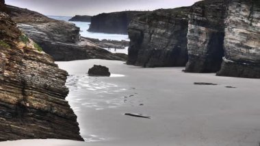 Playa las catedrales, Ribadeo 'daki Katedrais Plajı, Lugo, Galiçya. Kuzey İspanya 'daki Cantabric deniz manzarası.
