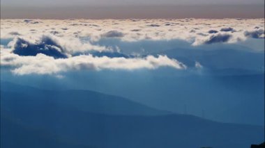 Yüksek dağlarda hareket eden tüylü bulutların zamanı. Portekiz 'deki Torre Dağı tepesinden Serra da Estrela' nın görüntüsü.